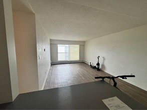 2626 Cook St in Victoria, BC - Building Photo - Building Photo