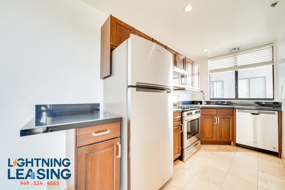 8811-8812 Burton Way in West Hollywood, CA - Building Photo