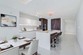 851 NE 1st Ave, Unit 2801 in Miami, FL - Foto de edificio - Building Photo