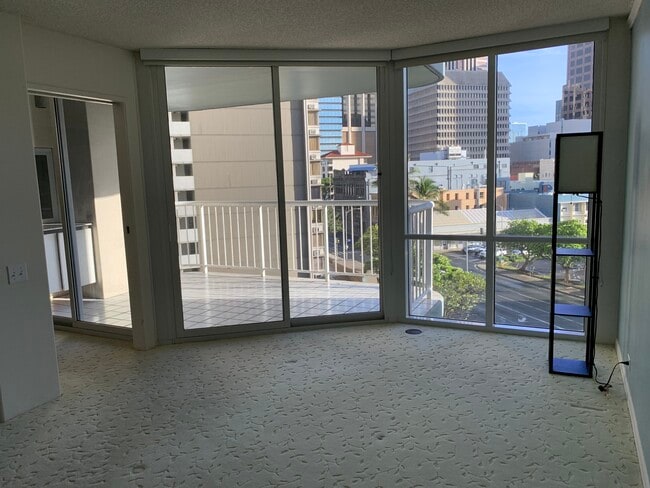 1212 Nuuanu Ave, Unit 702 in Honolulu, HI - Foto de edificio - Building Photo