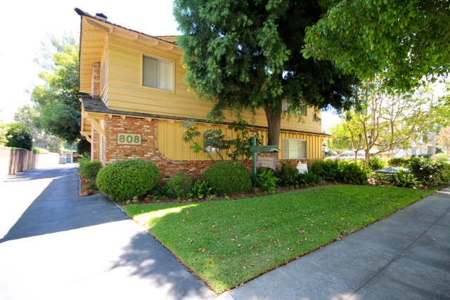808 Santa Barbara St in Pasadena, CA - Foto de edificio