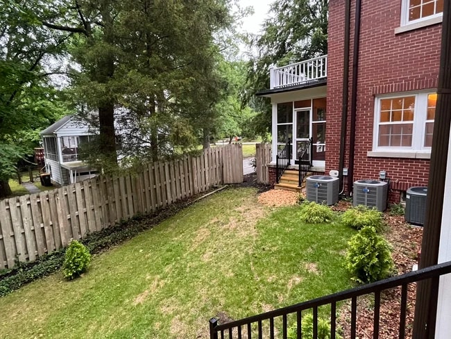 1300 E 1st St in Bloomington, IN - Foto de edificio - Building Photo