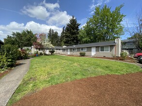 3203-3211 SE 136th Ave in Portland, OR - Building Photo - Building Photo