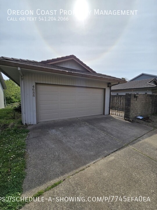 4688 NE Windward Pl in Lincoln City, OR - Building Photo