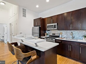 655 N 16th St, Unit 2 in Philadelphia, PA - Foto de edificio - Building Photo