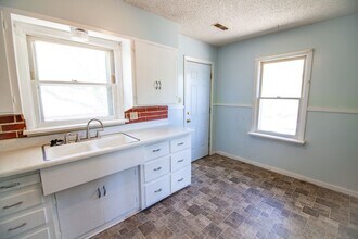 721 E 10th St-Unit -C in Newton, KS - Foto de edificio - Building Photo