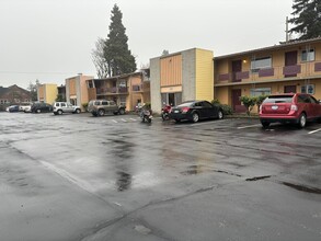 Edgewood Manor Apartments in Salem, OR - Building Photo - Building Photo