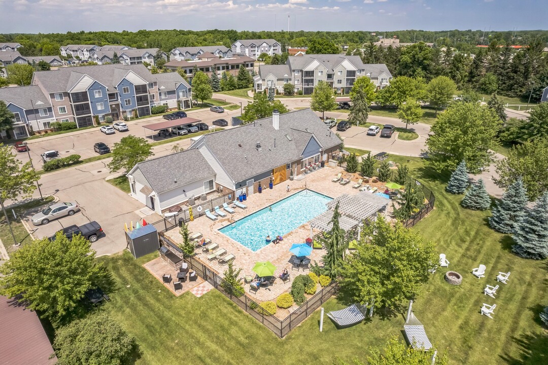 Pier 38 in Fenton, MI - Foto de edificio