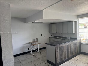 2435 N Dixie Hwy in Wilton Manors, FL - Building Photo - Building Photo