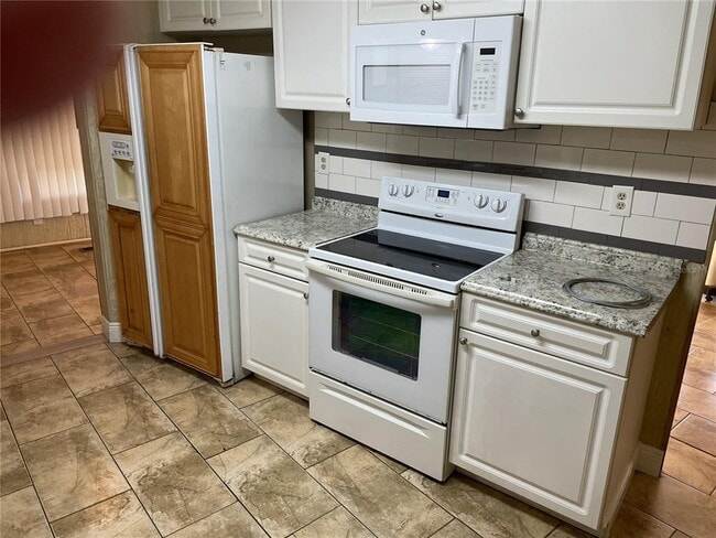 7438 St Johns Rd in Land O Lakes, FL - Building Photo - Building Photo