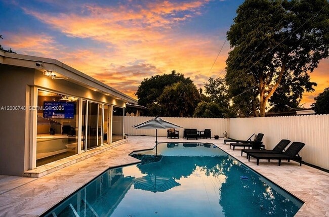 561 NE 172nd St in North Miami Beach, FL - Foto de edificio - Building Photo