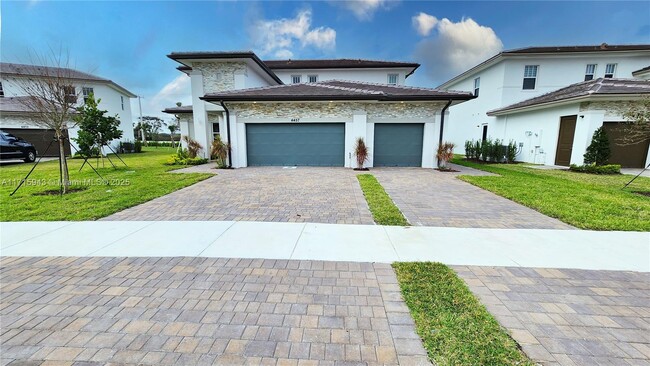 4457 SW 123rd Ave in Cooper City, FL - Foto de edificio - Building Photo