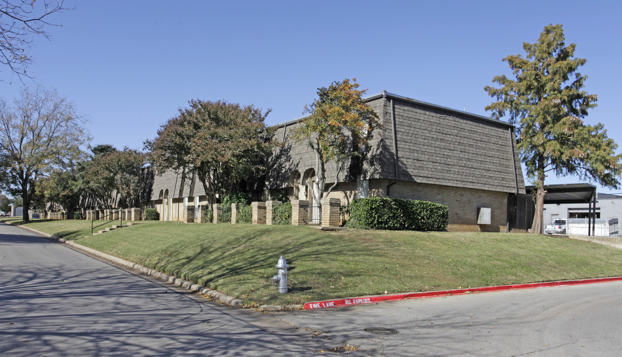 Town North Studio Apartments in Arlington, TX - Building Photo