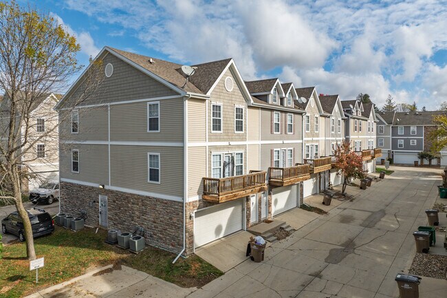 6333-6358 Scarlet Leaf Ln in Pleasant Hill, IA - Building Photo - Primary Photo