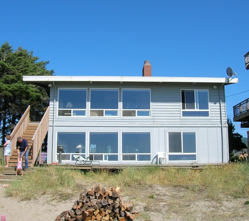 1809 N Prom in Seaside, OR - Foto de edificio