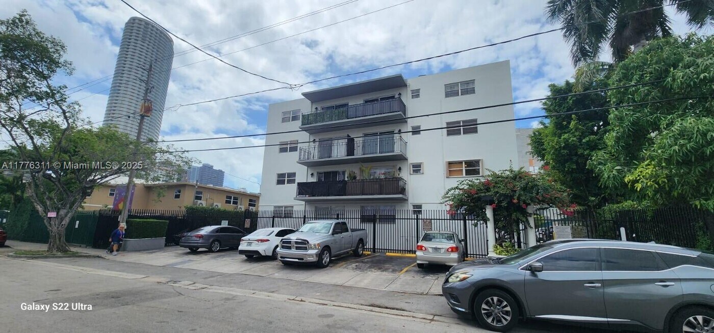 444 SW 4th St in Miami, FL - Building Photo