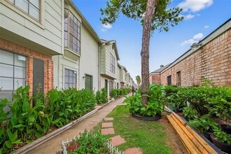 8650 Victorian Village Dr in Houston, TX - Building Photo - Building Photo