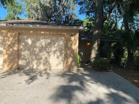 384 Acorn Ln in Leesburg, FL - Building Photo