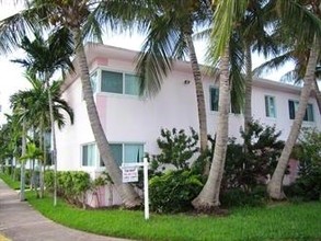 8216 Crespi Blvd in Miami Beach, FL - Building Photo - Building Photo