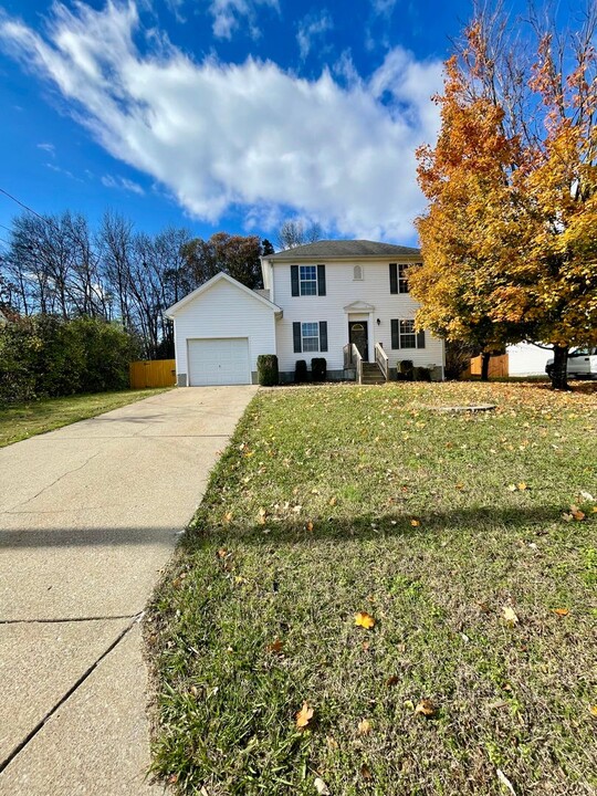 1432 Tuffnell Dr in La Vergne, TN - Foto de edificio