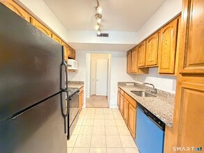 14 Newtown Rd in Danbury, CT - Building Photo - Building Photo