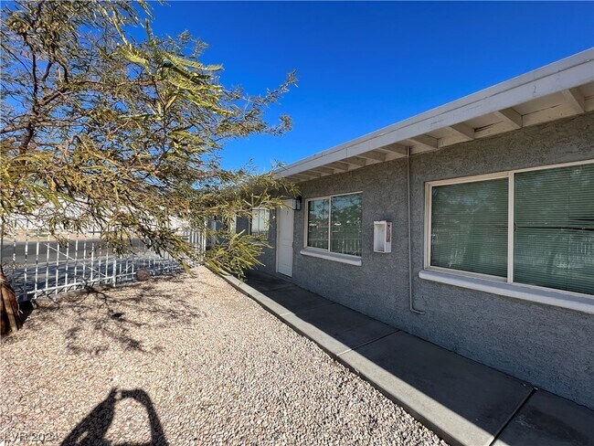 2524 N McCarran St, Unit 8 in North Las Vegas, NV - Building Photo - Building Photo
