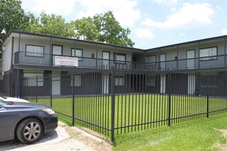 6301 Calhoun Rd in Houston, TX - Building Photo - Building Photo