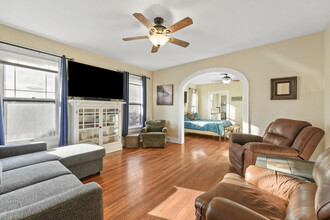 2524 Avenue Q 1/2, Unit Apt 1 in Galveston, TX - Foto de edificio - Building Photo