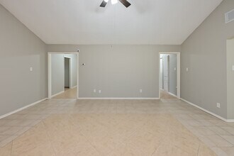 8703 Saratoga Forest Dr in Houston, TX - Building Photo - Building Photo