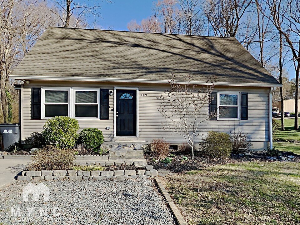 4909 Lawrence Orr Rd in Charlotte, NC - Building Photo