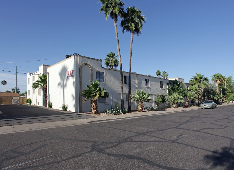 El Madrid Apartments in Mesa, AZ - Building Photo