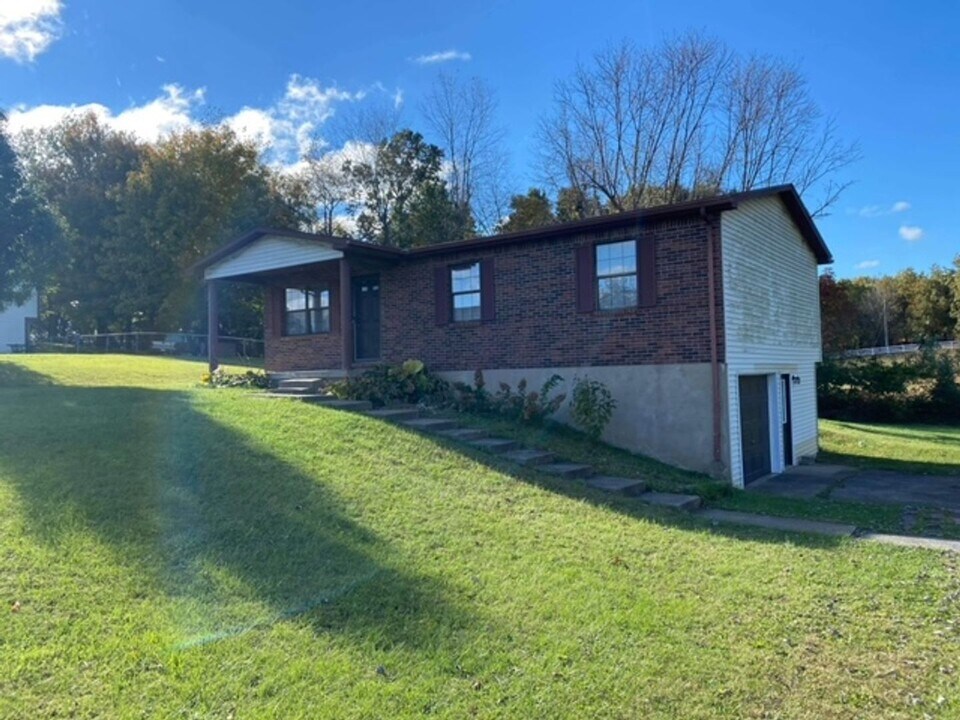 323 Valley View Dr in Radcliff, KY - Building Photo