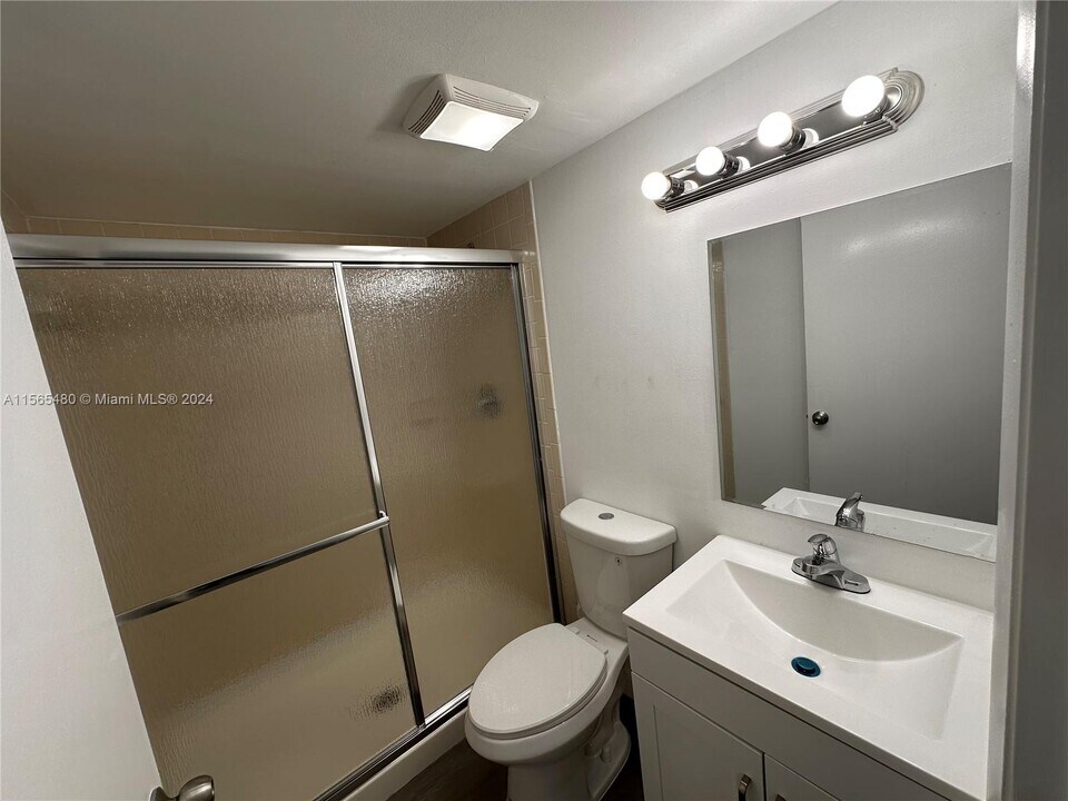 10031 Winding Lake Rd, Unit 101 in Sunrise, FL - Building Photo