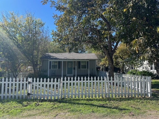 704 Jefferson St in Bastrop, TX - Building Photo - Building Photo