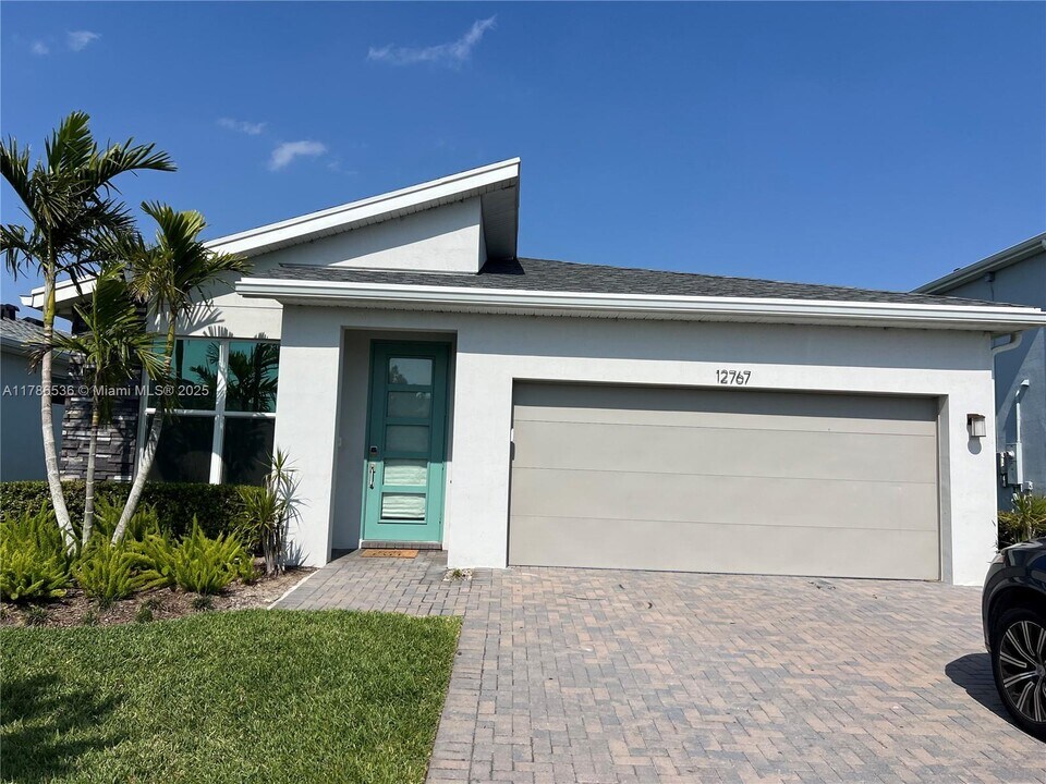 12767 SW Phoenix Dr in Port St. Lucie, FL - Building Photo