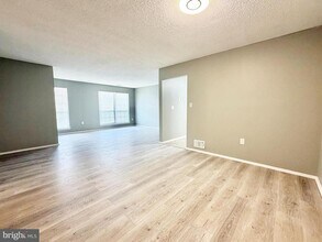 44 Cheverny Ct in Hamilton Township, NJ - Building Photo - Building Photo