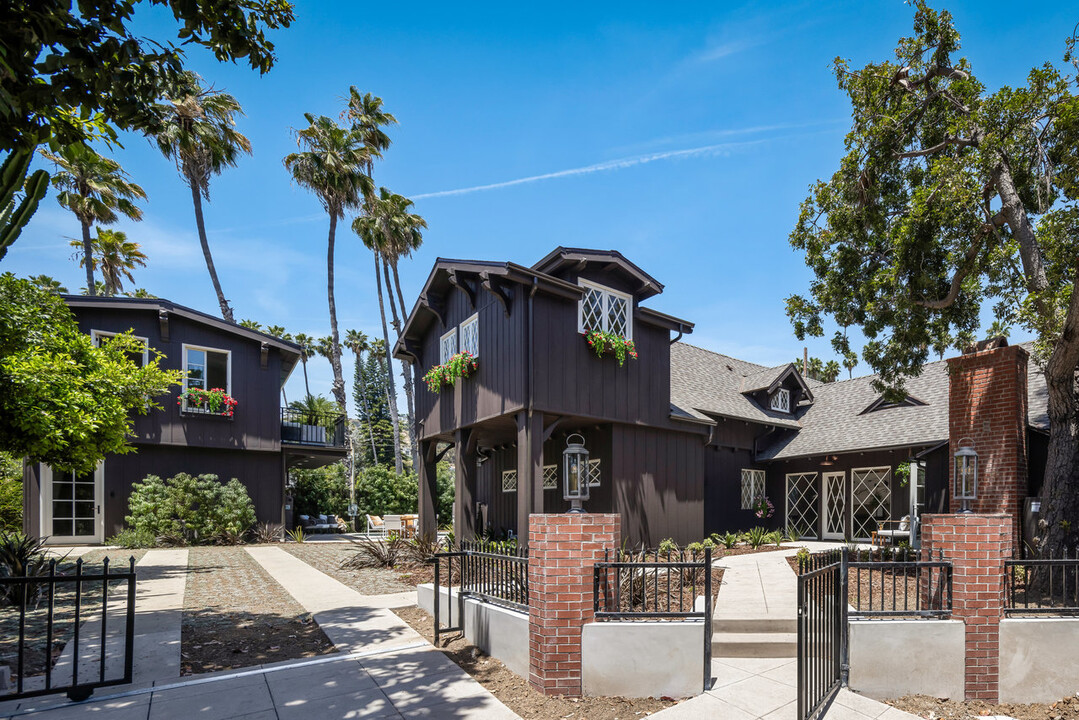 1635 N Genesee Ave in Los Angeles, CA - Foto de edificio