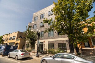 2042 W Irving Park Rd in Chicago, IL - Building Photo
