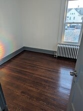 2295 E Main St, Unit 3rd Floor in Bridgeport, CT - Foto de edificio - Building Photo