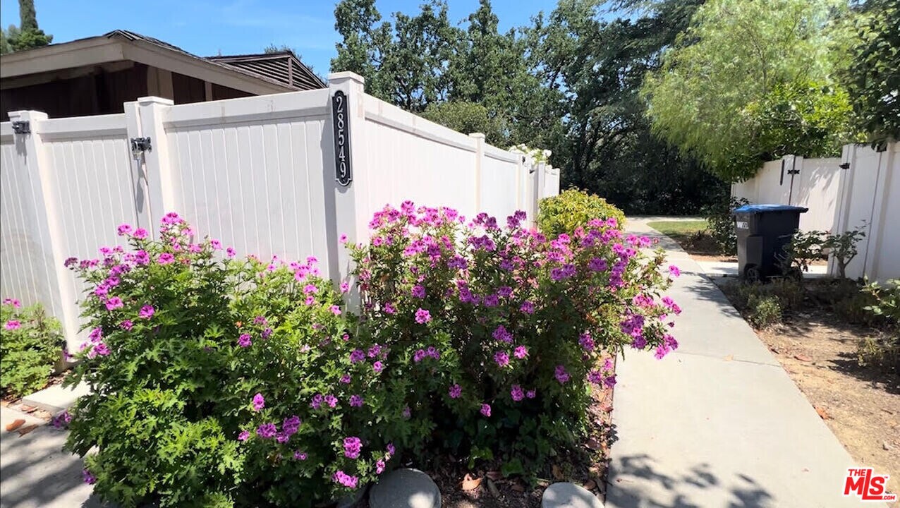 28549 Conejo View Dr in Agoura Hills, CA - Building Photo