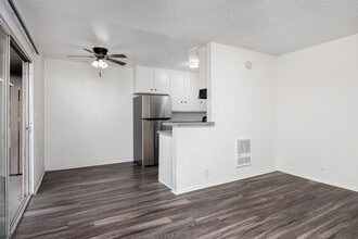 13605 S. Vermont Avenue in Gardena, CA - Foto de edificio - Building Photo