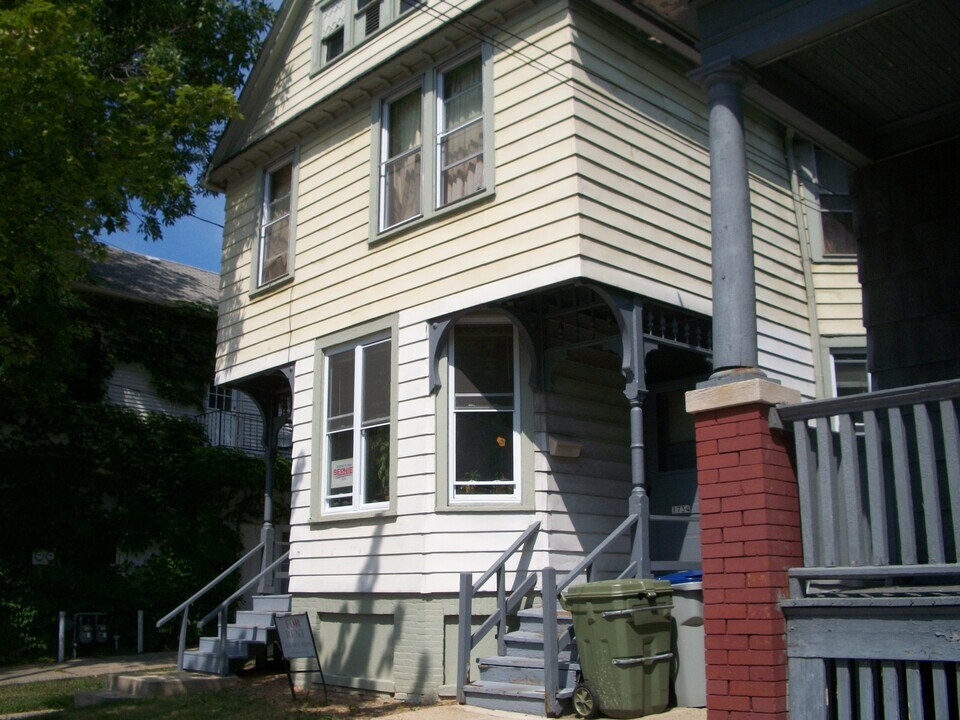 1736 N Arlington Pl, Unit Upper in Milwaukee, WI - Building Photo