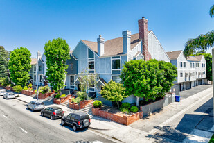 18102 Burbank Blvd in Tarzana, CA - Building Photo