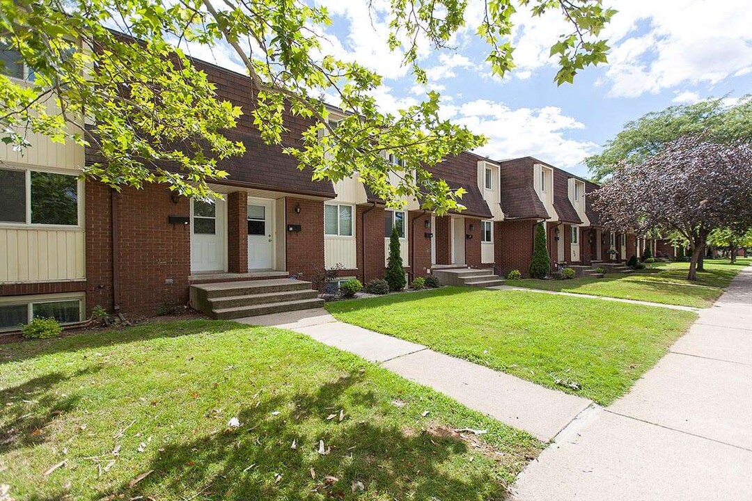 Pontiac Court – Townhomes in Sarnia, ON - Building Photo