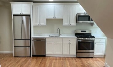 16 Harris St, Unit 12-3 in Brookline, MA - Foto de edificio - Building Photo