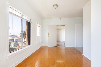 Leeward Place in Los Angeles, CA - Building Photo - Building Photo