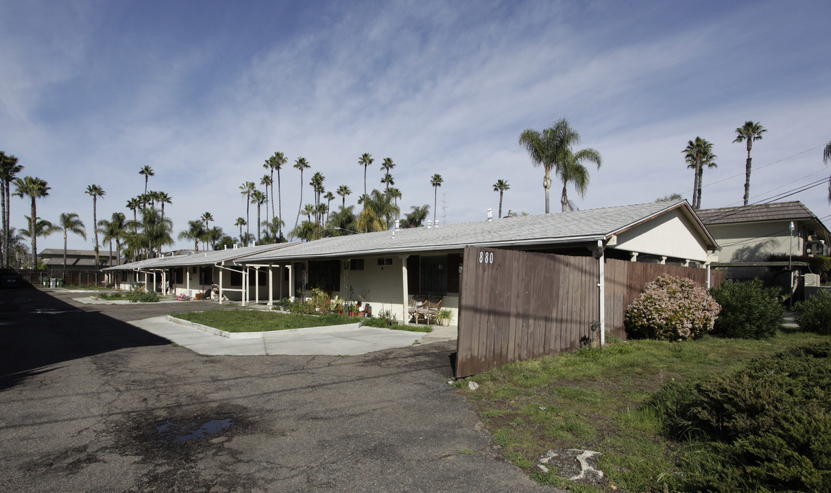 880 E Washington Ave in Escondido, CA - Foto de edificio