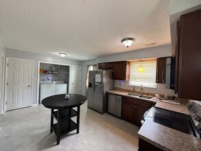 453 Hunting Green Dr in Jacksonville, NC - Building Photo - Building Photo