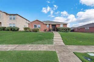 3012 Southern Hills Ln in Mesquite, TX - Building Photo