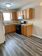 1493 Sanner Drive in Greenwood, IN - Foto de edificio - Building Photo